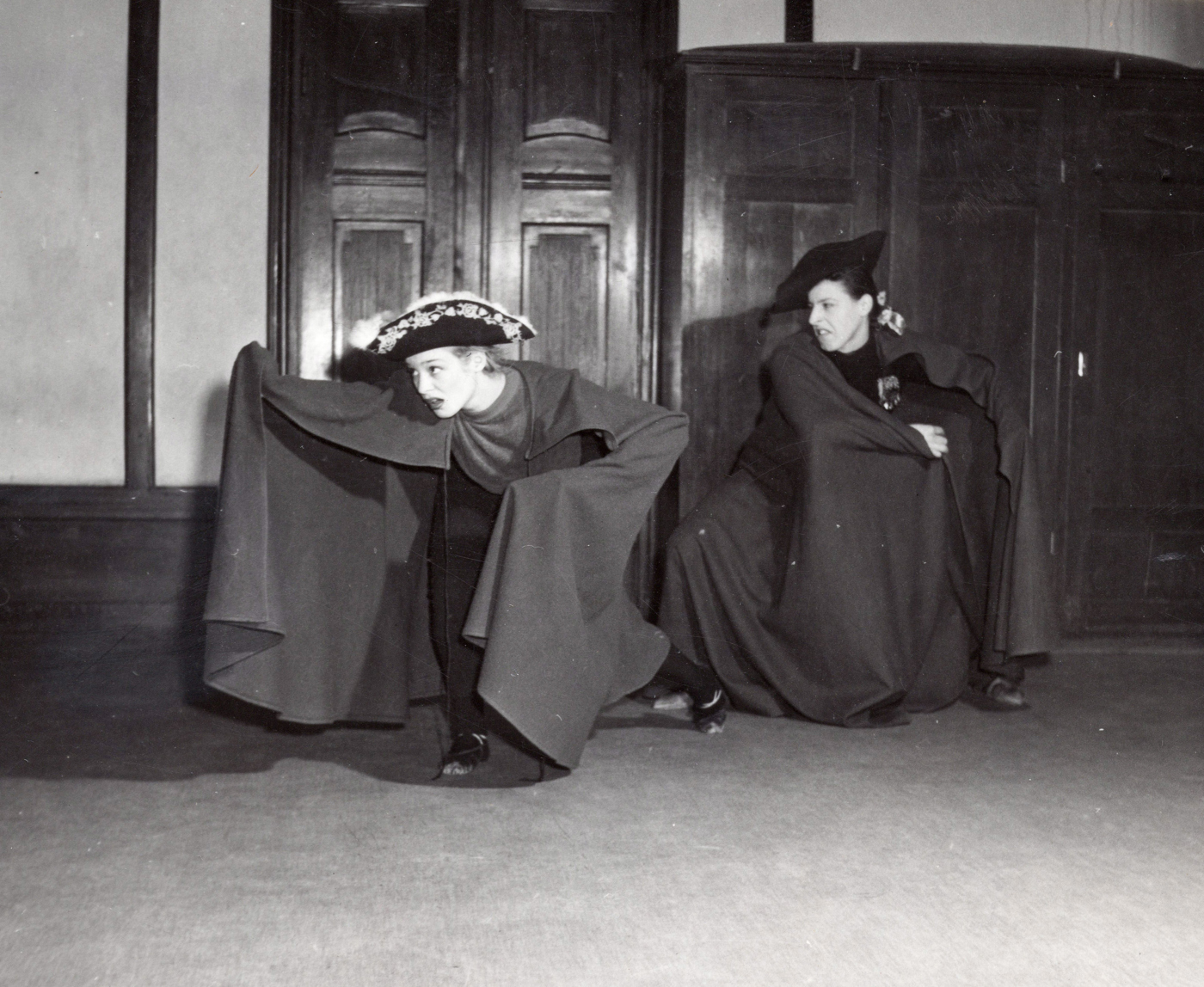 Ingrid Thulin t.v. och Margareta Krook t.h., blandade bilder 1950-59, Teaterhögskolan, K5-2, fotograf okänd.jpg