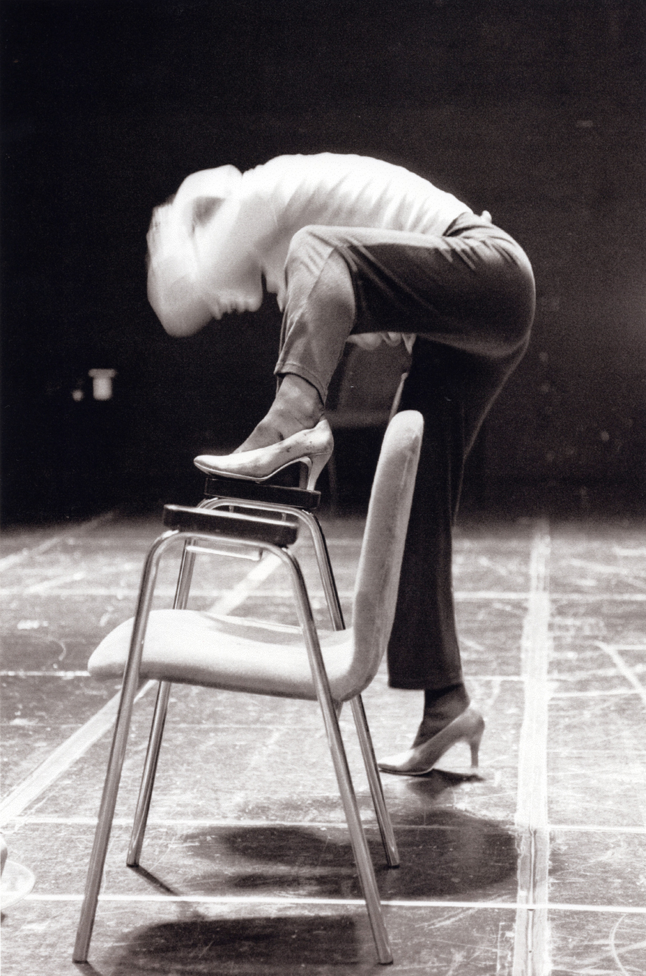 Koreografutbildningen 1998-2001, En dansare och stol, Danshögskolan, K1-13, Foto © Martín Fernández Long.jpg